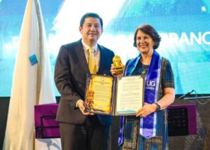 Rosalía Arteaga recibe la Minerva Dorada, máximo galardón de la Facultad de Filosofía de la Universidad de Guayaquil